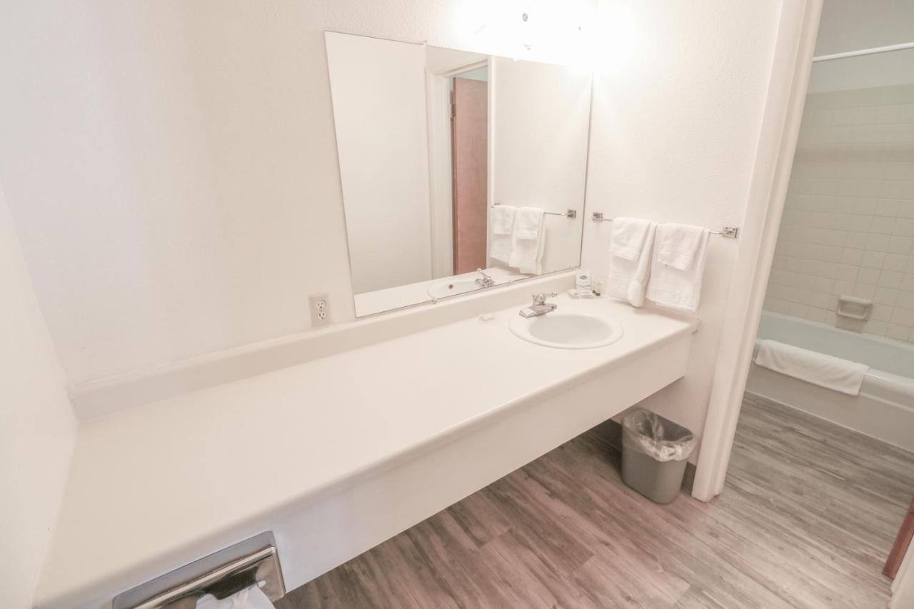 Deer Lodge Motel 선댄스 외부 사진