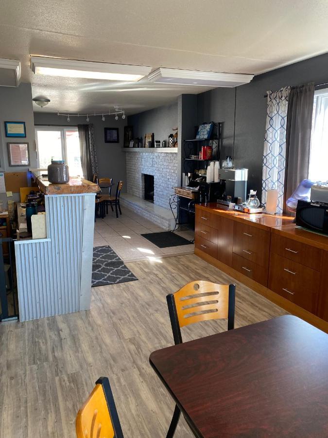 Deer Lodge Motel 선댄스 외부 사진