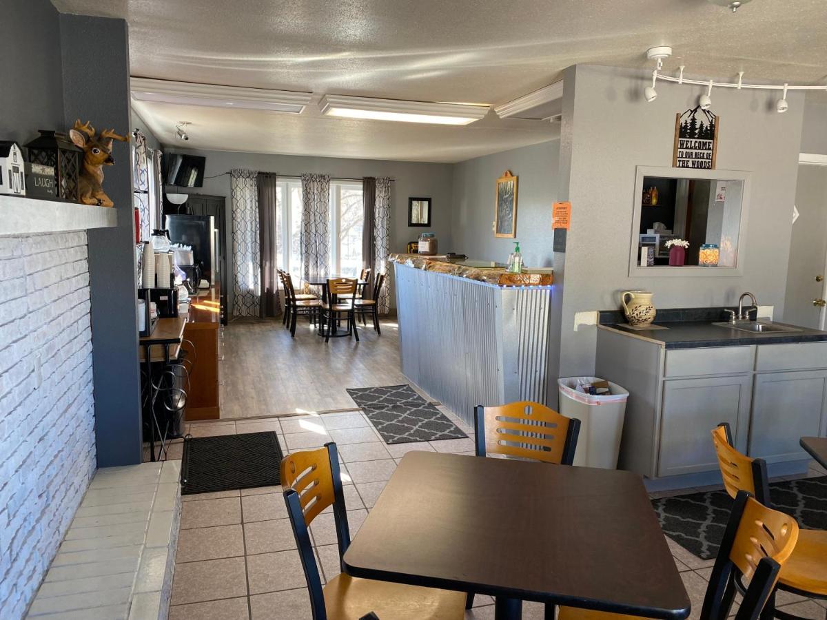 Deer Lodge Motel 선댄스 외부 사진