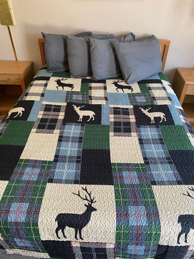 Deer Lodge Motel 선댄스 외부 사진