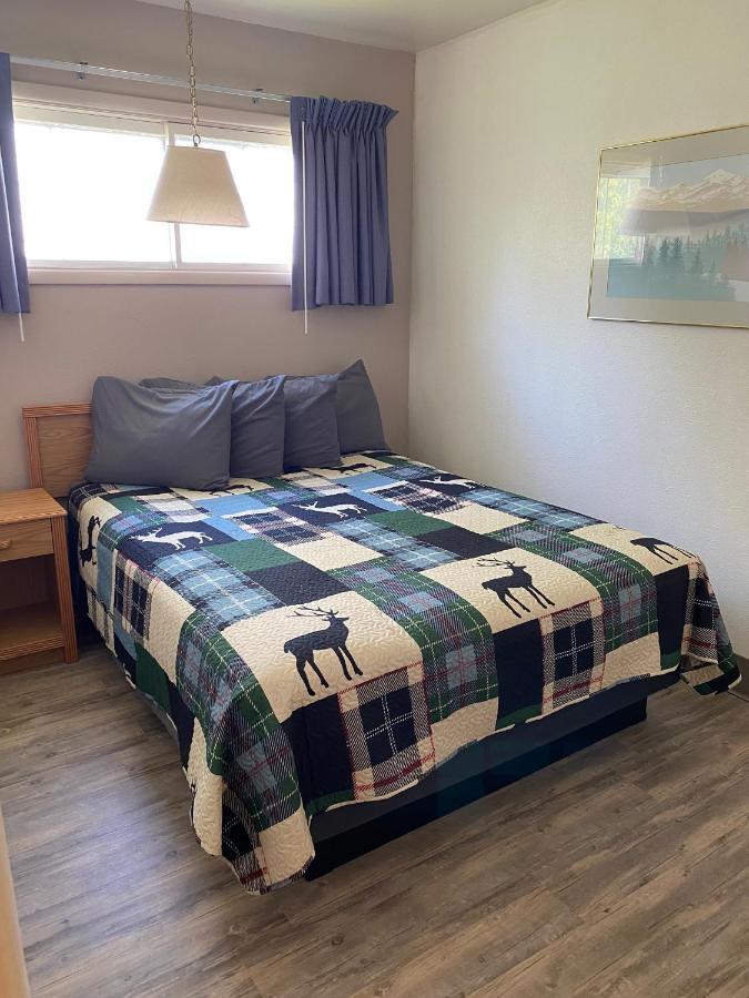 Deer Lodge Motel 선댄스 외부 사진