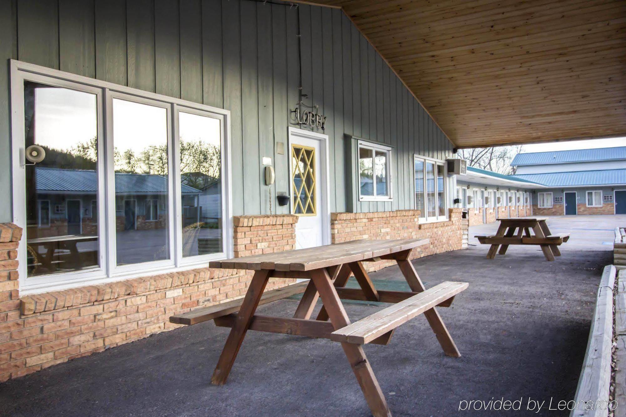 Deer Lodge Motel 선댄스 외부 사진